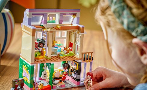 LEGO® Friends 42653 Zenebolt és lakás