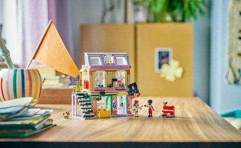 LEGO® Friends 42653 Zenebolt és lakás