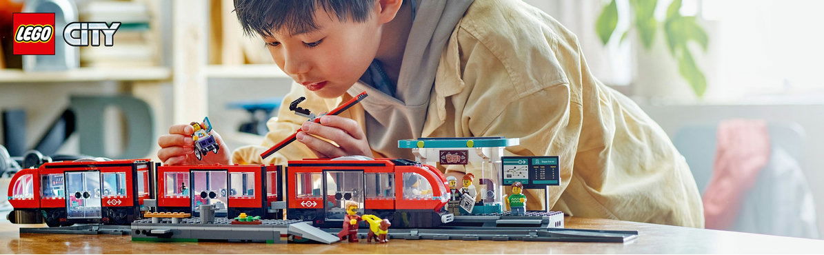 LEGO® City 60423 Tramvaj a zastávka v centru města