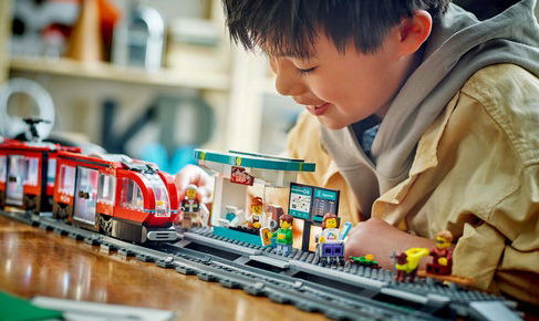 LEGO® City 60423 Tramvaj a zastávka v centru města