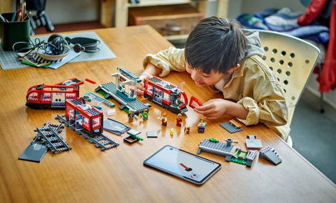 LEGO® City 60423 Tramvaj a zastávka v centru města