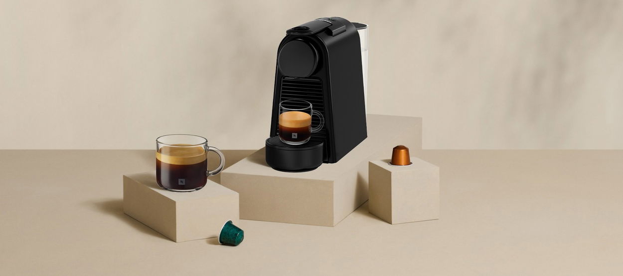 Kávovar na kapsle Nespresso De'Longhi Essenza Black EN85.B
