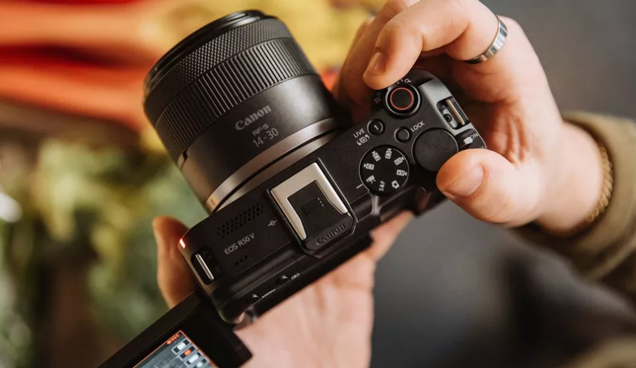 Digital camera Canon EOS R50 V + RF-S 14-30 mm f/4-6.3 IS STM