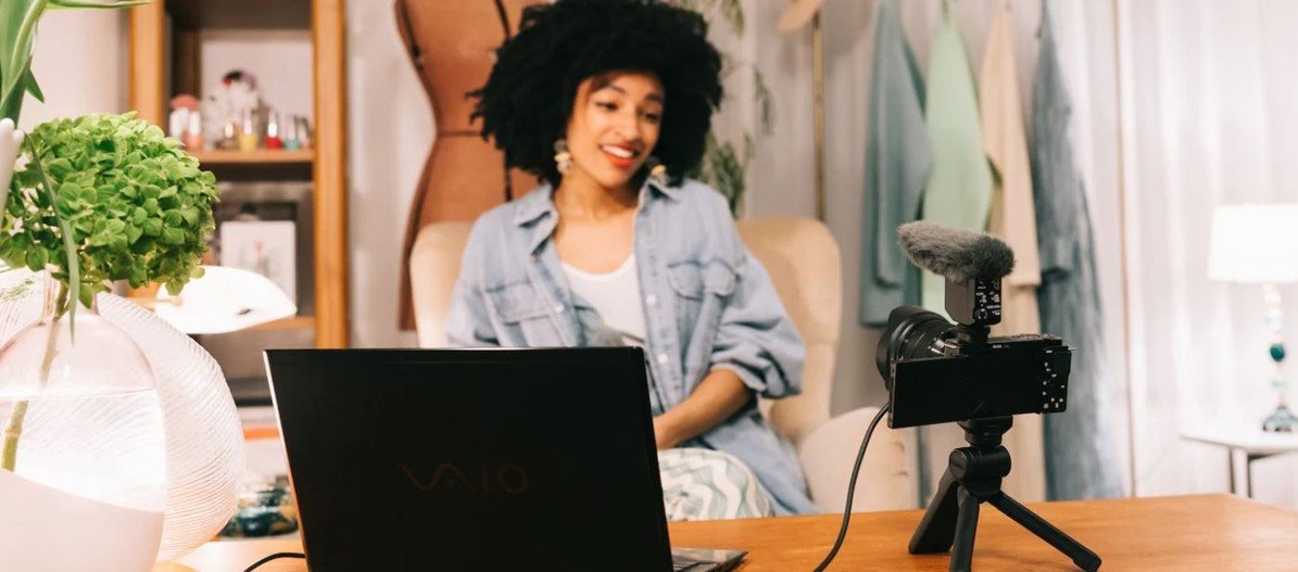 Digitální fotoaparát Sony Alpha ZV-E10 vlogovací fotoaparát + 16–50 mm f/3,5–5,6 OSS II