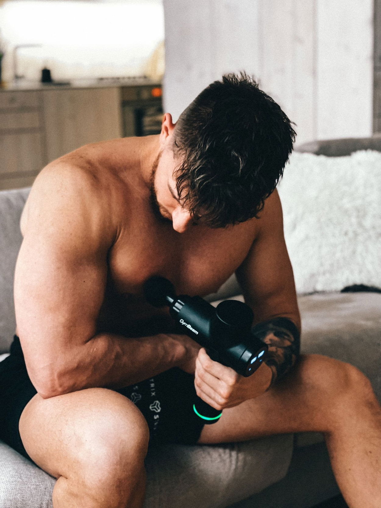 GymBeam Masážní pistole VI Black