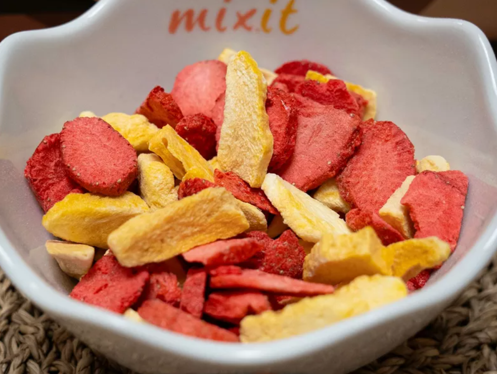 Mixit Velké křupavé ovoce - mango a jahoda 140 g