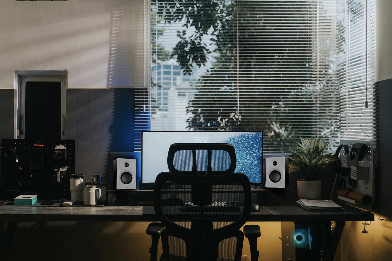 This equipment allows the speakers to be used as sound for a computer, TV, games console and mobile devices.