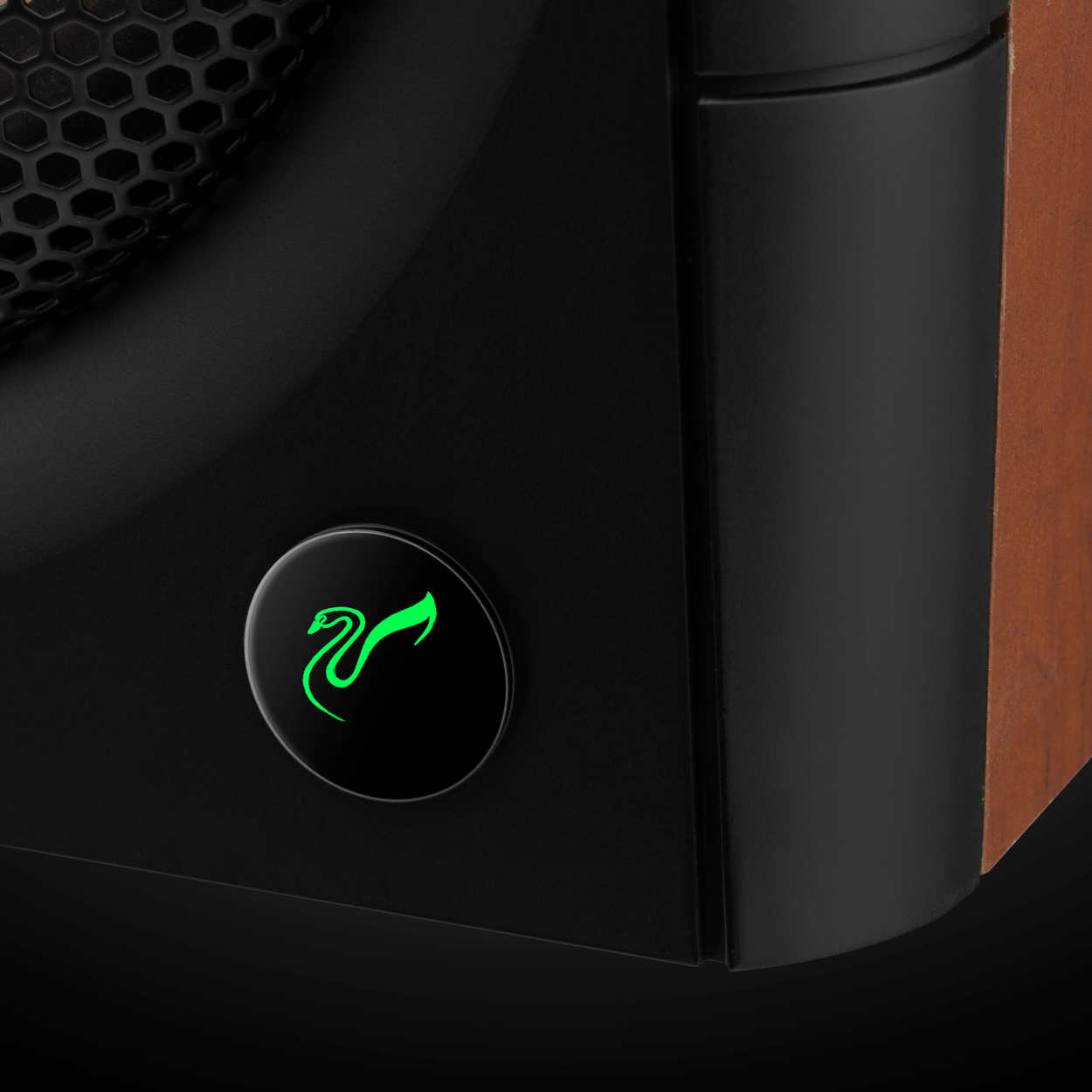 The Swan D200 offers flexible placement options on a desk, TV stand, or separate speaker stands. The built-in DSP processor automatically optimises the sound profile according to the chosen position to maintain the most balanced and natural listening experience in every situation.