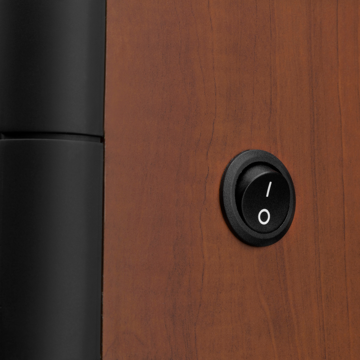 The Swan D200 offers flexible placement options on a desk, TV stand, or separate speaker stands. The built-in DSP processor automatically optimises the sound profile according to the chosen position to maintain the most balanced and natural listening experience in every situation.