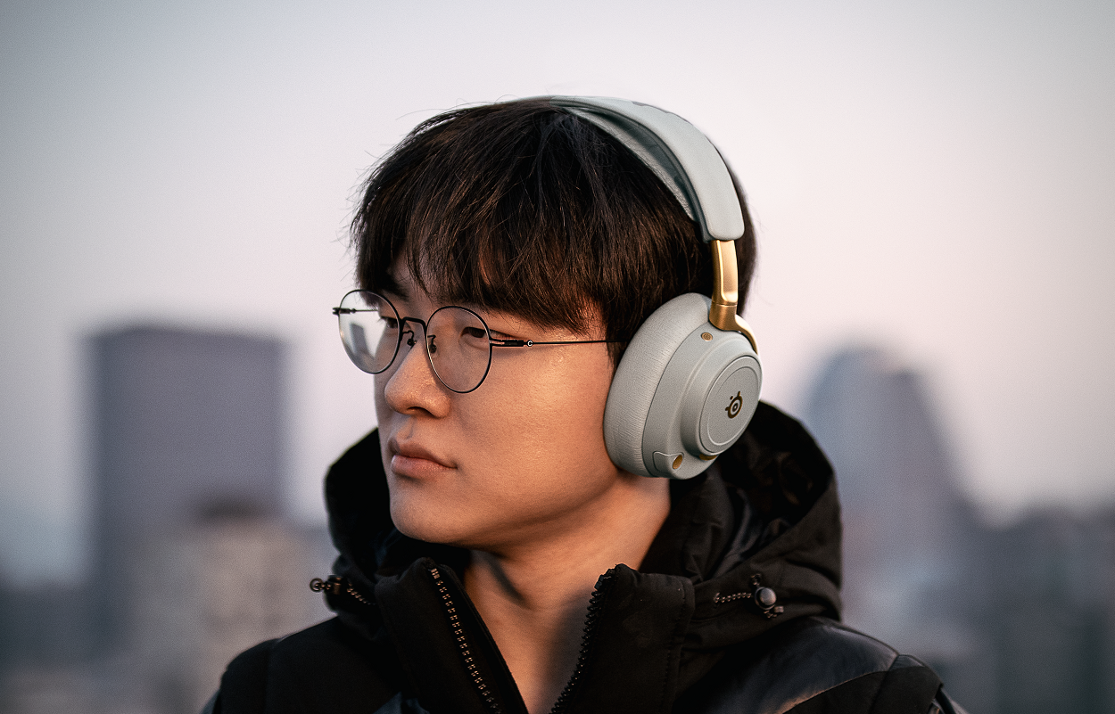 SteelSeries Arctis Nova Elite gaming headset