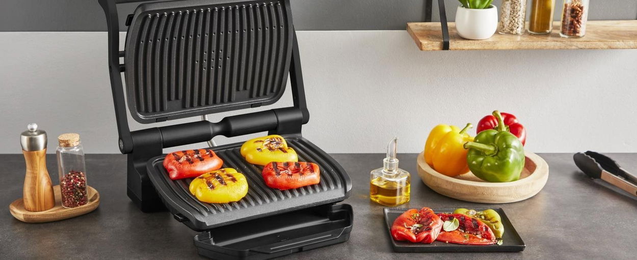 Tefal GC717810 OptiGrill+ Black přináší inteligentní grilování přímo do vaší kuchyně. Tento kontaktní gril s výkonem 2 000 W automaticky snímá tloušťku surovin a upravuje čas i teplotu pro dosažení optimálně ugrilovaného pokrmu bez složitého nastavování. Disponuje 6 automatickými programy grilování přizpůsobenými různým typům jídel a indikátorem průběhu grilování, který vás informuje o fázi propečení od krvavého po dobře propečené. Grilovací desky o rozměru 30 × 20 cm s nepřilnavým povrchem pojmou porce až pro 4 osoby a jsou spolu s odkapávacím tácem vhodné do myčky pro snadné čištění. Díky technologii automatického senzoru grilování a intuitivnímu ovládání je tento model ideální pro každodenní domácí použití, přičemž výrobcem uváděná 15letá záruka opravitelnosti podtrhuje jeho dlouhodobou spolehlivost.