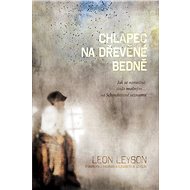 Chlapec na dřevěné bedně - Leon Leyson
