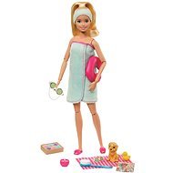 Barbie Wellness baba kék fürdőlepedőben - Játékbaba