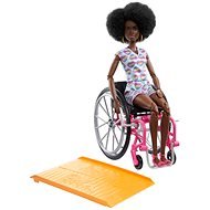 Barbie Modell auf Rollstuhl in Jumpsuit mit Herzchen - Puppe