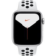 Apple Watch Series 5 Nike+ 44mm, ezüstszínű alumíniumtok platinaszín-fekete Nike sportszíjjal - Okosóra
