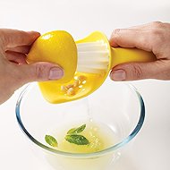 JOSEPH JOSEPH Juicer with strainer Catcher 20028, yellow - Juicer