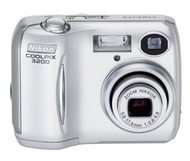 Nikon Coolpix 3200 - 3.2 mil. bodů, interní paměť 14,5 MB + slot na SD/MMC, 3x opt. zoom - stříbrný  - Digital Camera
