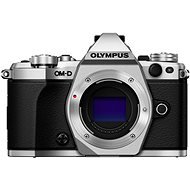 Olympus E-M5 Mark II BODY + 14-42 mm objektív EZ ezüst / fekete - Digitális fényképezőgép