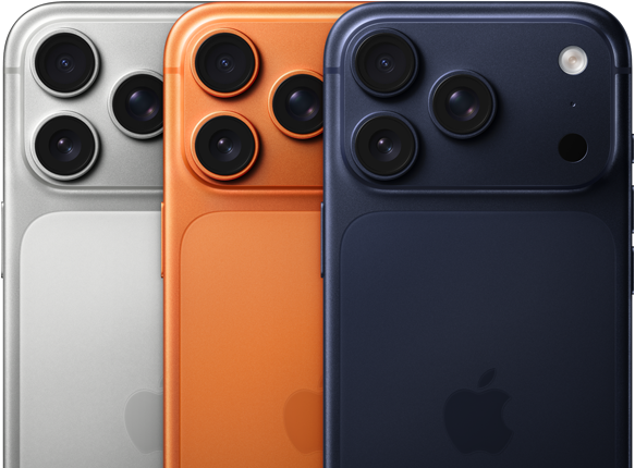 Tri modely iPhonu 17 Pro, pohľad zozadu, strieborná, kozmická oranžová a temná modrá farba, navzájom sa prekrývajú, vidíme ich len čiastočne. Všetky tri modely majú sústavu kamier Pro Fusion v ľavom hornom rohu, tri objektívy, mikrofón, blesk, logo Apple uprostred