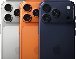 Tri modely iPhonu 17 Pro, pohľad zozadu, strieborná, kozmická oranžová a temná modrá farba, navzájom sa prekrývajú, vidíme ich len čiastočne. Všetky tri modely majú sústavu kamier Pro Fusion v ľavom hornom rohu, tri objektívy, mikrofón, blesk, logo Apple uprostred