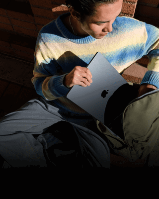 Osoba si do batohu dává 15palcový MacBook&nbsp;Air v&nbsp;temně inkoustové barvě
