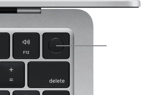 Pohled na pravý horní roh klávesnice stříbrného MacBooku&nbsp;Air, aby vyniklo tlačítko Touch&nbsp;ID