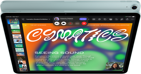 Modrý iPad Air, pohled shora na displej s&nbsp;aplikací Keynote jako ukázka možnosti sdílení obrazovky během videohovorů přes FaceTime, pohled zezadu, 12Mpx širokoúhlý zadní fotoaparát, tlačítka pro zvýšení a&nbsp;snížení hlasitosti