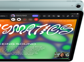Modrý iPad Air, pohled shora na displej s&nbsp;aplikací Keynote jako ukázka možnosti sdílení obrazovky během videohovorů přes FaceTime, pohled zezadu, 12Mpx širokoúhlý zadní fotoaparát, tlačítka pro zvýšení a&nbsp;snížení hlasitosti