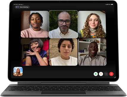 Černý iPad Air připojený k&nbsp;Magic&nbsp;Keyboardu, na obrazovce probíhá skupinový hovor přes FaceTime