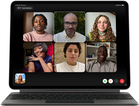 Černý iPad Air připojený k&nbsp;Magic&nbsp;Keyboardu, na obrazovce probíhá skupinový hovor přes FaceTime