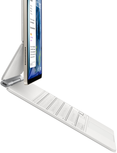 Pohled z&nbsp;boku na hvězdně bílý iPad Air připojený k&nbsp;bílému Magic&nbsp;Keyboardu