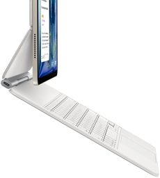 Pohled z&nbsp;boku na hvězdně bílý iPad Air připojený k&nbsp;bílému Magic&nbsp;Keyboardu