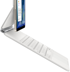 Pohled z&nbsp;boku na hvězdně bílý iPad Air připojený k&nbsp;bílému Magic&nbsp;Keyboardu