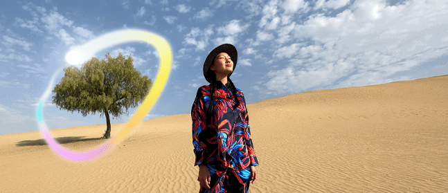 iPad Pro, pohled zepředu, displej s tmavě modrým a zeleným gradientem na pozadí, několik otevřených aplikací, ruka držící Apple Pencil Pro kreslí kroužek okolo skici na ukázku Obrázkové hůlky, funkce Apple Intelligence