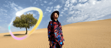 iPad Pro, pohled zepředu, displej s tmavě modrým a zeleným gradientem na pozadí, několik otevřených aplikací, ruka držící Apple Pencil Pro kreslí kroužek okolo skici na ukázku Obrázkové hůlky, funkce Apple Intelligence