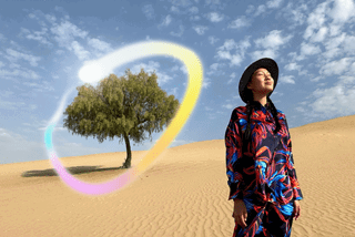 iPad Pro, pohled zepředu, displej s tmavě modrým a zeleným gradientem na pozadí, několik otevřených aplikací, ruka držící Apple Pencil Pro kreslí kroužek okolo skici na ukázku Obrázkové hůlky, funkce Apple Intelligence