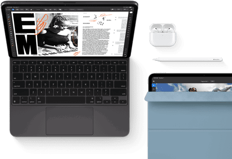 iPad Pro připojený k Magic Keyboardu, pohled zepředu, vesmírně černá barva, zaoblené rohy, černý rámeček displeje, otevřený, na displeji se zobrazuje aplikace na úpravy článků s textem a fotkou ženy hrající hudbu, AirPods 4 v otevřeném pouzdru, modré Smart Folio na iPadu Pro s Apple Pencilem připnutým k horní straně zařízení, pootevřený kryt odhalující displej