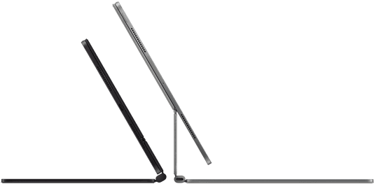 Dva iPady Pro připnuté k Magic Keyboardu, pohled z boku, tenký profil, vesmírně černá barva, reproduktory a USB‑C port, jeden napůl otevřený, druhý ve stříbrné barvě otevřený a nakloněný dozadu, takže je vidět plovoucí konzolová konstrukce klávesnice, reproduktory a mikrofon