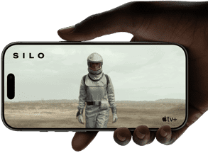 Ruka drží iPhone 17 Pro v orientaci na šířku a na displeji přes celou plochu se přehrává video na ilustraci výdrže baterie