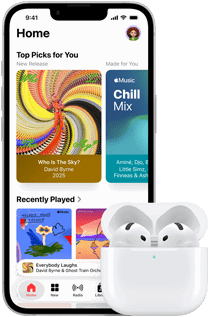 iPhone 17e, pohled zepředu, domovská stránka aplikace Apple Music, vedle jsou AirPody Pro 3 v otevřeném MagSafe nabíjecím pouzdře