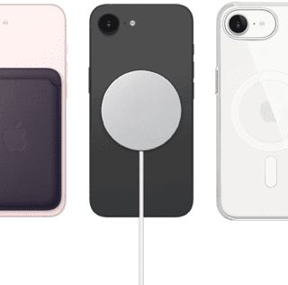 iPhone 17e, pohled zezadu, jemně růžová barva, přicvaknutá peněženka z tkaniny FineWoven s MagSafe, iPhone 17e, pohled zezadu, černá barva, přicvaknutá MagSafe nabíječka, iPhone 17e, pohled zezadu, bílá barva, nasazený průhledný kryt s MagSafe