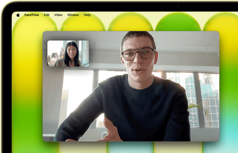 MacBook Neo, citrusově žlutý, na displeji je vidět probíhající videohovor, funkce Centrování záběru udržuje uživatele uprostřed obrazu