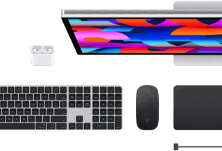 Doplňky k Macu: AirPody, Studio Display, Magic Keyboard, Magic Mouse, Magic Trackpad, vesmírně černý MagSafe nabíjecí kabel