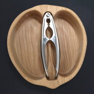 AMADEA Dřevěná miska ve tvaru ořechu s louškáčkem, masivní dřevo, 19x20x4,5 cm - Miska