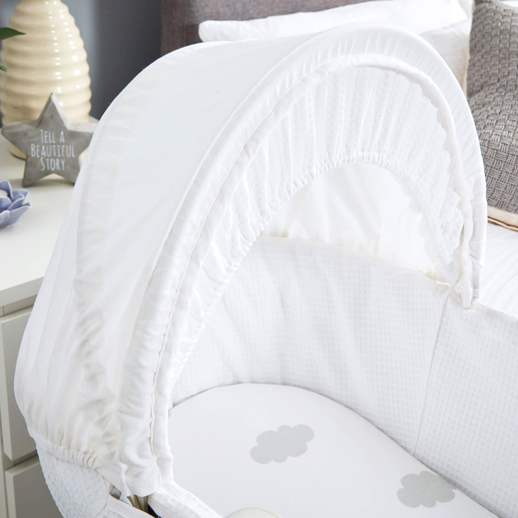 Shnuggle white hotsell moses basket