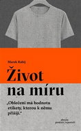 Život na míru: Oblečení má hodnotu etikety, kterou k němu přišijí. - Kniha