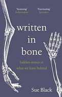 Written In Bone: hidden stories in what we leave behind - Kniha