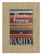 INNOVA Dřevěný fotorámeček 10 × 15 cm s vyřezaným detailem Family - Fotorámeček
