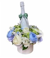 Virágos doboz nagyobb kék boglárkákból Lindt bonbonokkal és pezsgővel 47 cm - Ajándék kosár