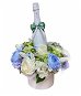 Virágos doboz nagyobb kék boglárkákból Lindt bonbonokkal és pezsgővel 47 cm - Ajándék kosár